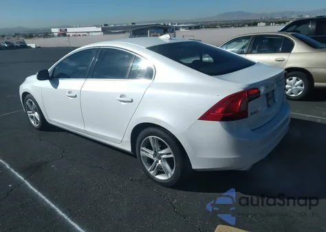 2015 Volvo S60 T5 Platinum z USA, uszkodzony, nr VIN YV126MFD8F1309916